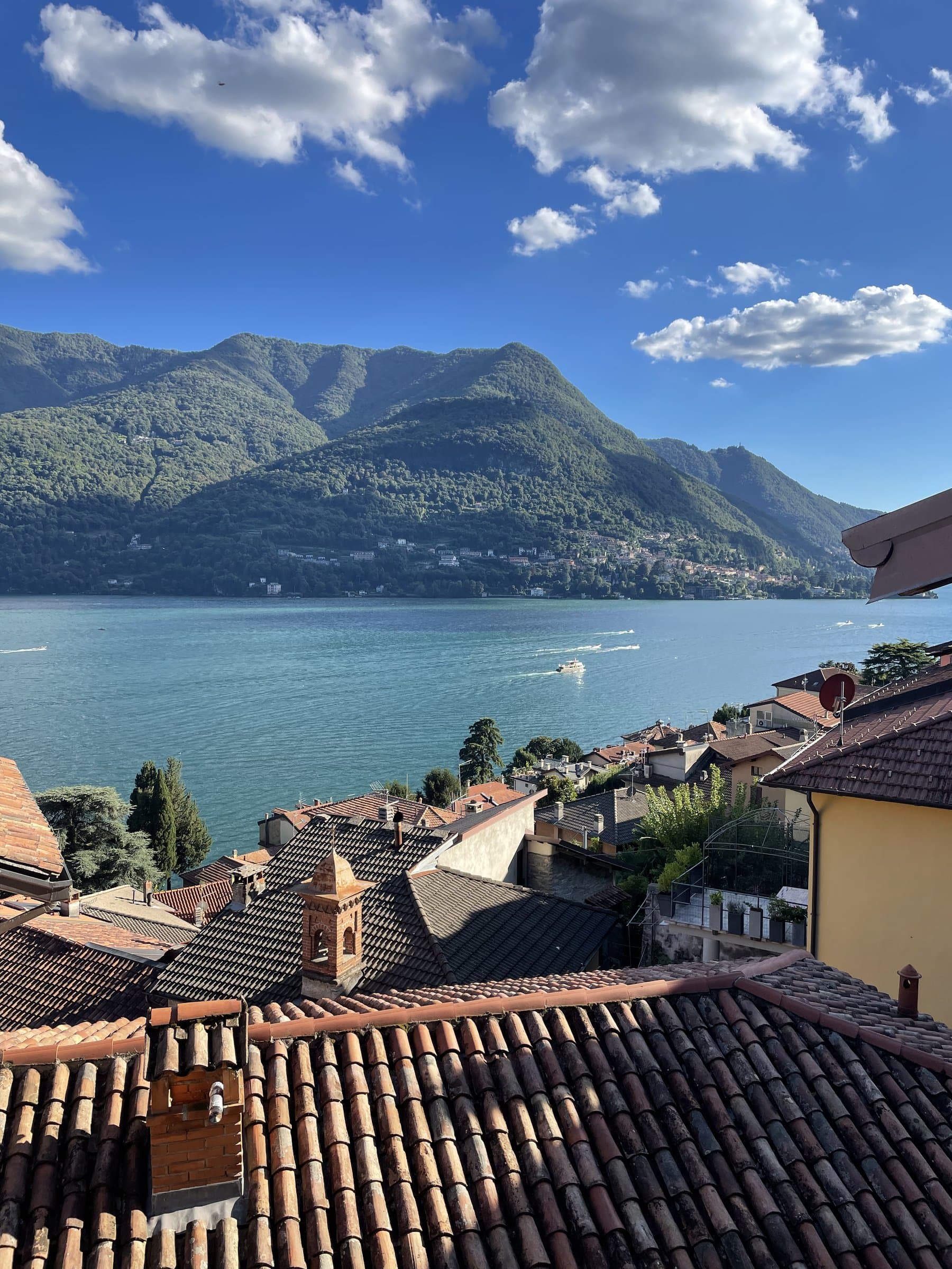 Vista sul borgo e sul Lago di Como dalla terrazza